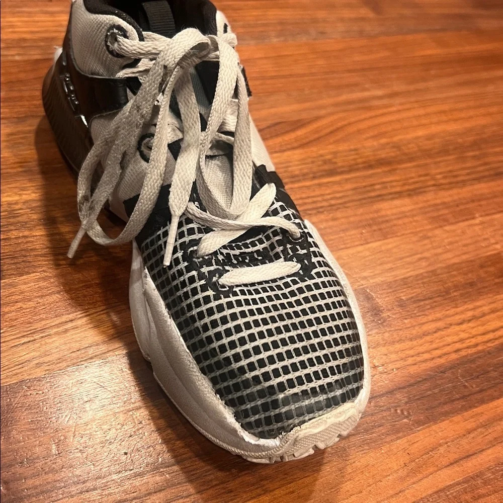 NIKE Lebron Witness 7 - Youth 5 Basketball Shoes - DQ8650-100 - Used